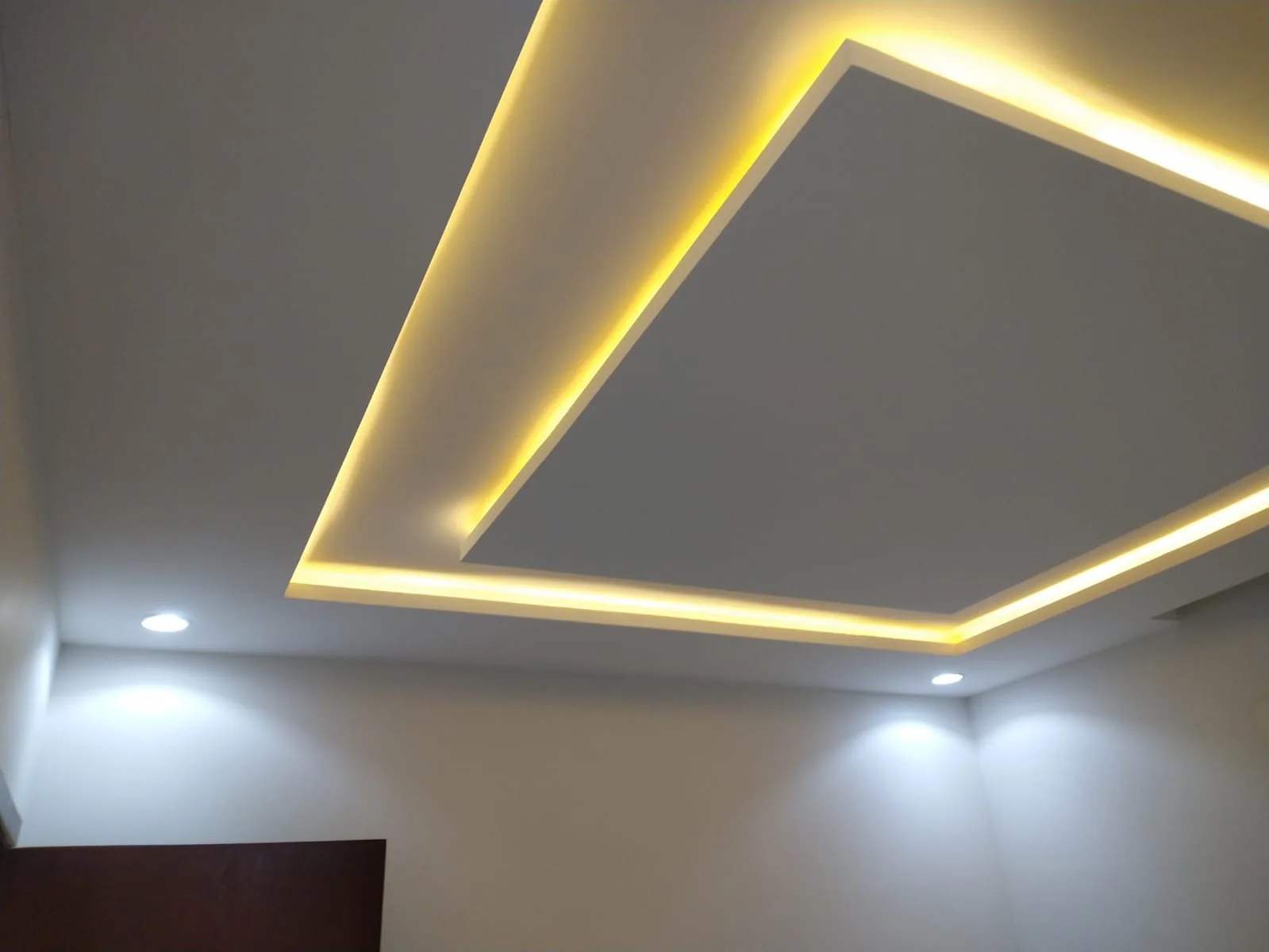 سقف جبس مستطيل بإضاءة LED مخفية